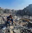 Homem lamenta enquanto palestinos buscam por vítimas após ataque de Israel no campo de refugiados de Jabalia, em Gaza - 01/11/2023   Foto: REUTERS/Mohammed Al-Masri