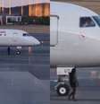 Mulher invade pista de aeroporto para tentar embarcar em avião  Foto: Reprodução/X/@TheFullDen