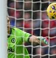 Martínez espalma para dentro do próprio gol. Dessa forma, o Nottingham chegava ao 2 a 0 sobre o Aston Villa graças a uma falha bizarra do goleiro  –  Foto: PAUL ELLIS/AFP via Getty Images / Jogada10