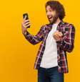 Quer saber o que pode rolar com o seu signo nesta semana, com o horóscopo do trabalho e dinheiro? Confira, então! -  Foto: Shutterstock / João Bidu