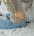 A dor nas costas é sintoma do ciclo menstrual -  Foto: Shutterstock / Alto Astral