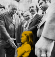 A menina que se recusou a dar a mão ao ditador.  Foto: Politize!/Reprodução / Guia do Estudante