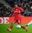 Taremi finaliza antes da chegada do defensor  Wijndal, do Antwerp, no duelo em que o seu time, o Porto, venceu mais uma na Champions –  Foto: Miguel Riopa/ AFP via Getty Images / Jogada10