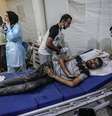 Homem palestino recebe atendimento médico no Hospital Al-Najjar, em Gaza, após ataque israelense.  Foto: Reuters