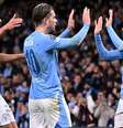 Phil Foden (à direita), celebra o seu gol. Grealish (centro) foi quem deu a assistência  –  Foto:   Oli Scarff/ AFP via Getty Images / Jogada10
