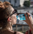 Mulher bebe água em Istambul, na Turquia, sob calor de 40°C em julho deste ano  Foto: Getty Images / BBC News Brasil