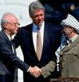 O aperto de mão entre Yitzhak Rabin e Yasser Arafat durante a assinatura dos Acordos de Oslo em 1993 virou um símbolo de esperança para muitos defensores da paz.  Foto: Getty / BBC News Brasil