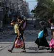 Pessoas deixam a Cidade de Gaza a pé  Foto: EPA / BBC News Brasil