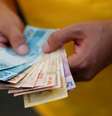 A reforma tributária prevê a substituição de cinco tributos por um Imposto sobre Valor Adicionado (IVA)  Foto: Reuters / BBC News Brasil