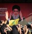 Líder do Hezbollah no Líbano, Sayyed Hassan Nasrallah aparece para apoiadores em cerimônia para honrar combatentes mortos em confrontos com Israel  Foto: REUTERS/Mohamed Azakir/File Photo/File Photo