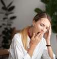mulher-com-sono-no-trabalho.jpg  Foto: fizkes / Adobe Stock