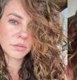 Cabelo cacheado de Paolla Oliveira: atriz posa com fios naturais e faz desabafo sobre beleza real. 'Se importar menos'.  Foto: Reprodução, Instagram @paollaoliveira / Purepeople