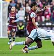 WLucas Paquetá  (do West Ham)  vai na bola em disputa com Awoniyi, do Nottingham Forest que cai no lance. Ambos fizeram gols –  Foto: Justin Tallis/AFP via Getty Images / Jogada10