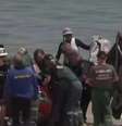 Bridgette O'Shannessy é socorrida após ser atacada por tubarão na Austrália  Foto: Reprodução