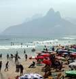 Com calor em alta, praias do Rio ficaram cheias nesta segunda-feira  Foto: Pedro Kirilos/Estadão / Estadão