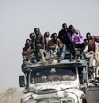 Refugiados em fuga da guerra no Sudão em maio deste ano; crise no país é uma das mais graves do mundo  Foto: EPA / BBC News Brasil