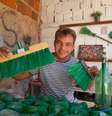 Giorggio Abrantes cria vassouras e outros objetos reciclando garrafas PET  Foto: Arquivo pessoal / Redação Planeta
