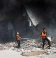 Bombeiros palestinos trabalham em prédio atacado por Israel em Khan Younis 7/11/2023  Foto: Reuters/Mohammed Salem