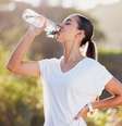 A Organização Mundial da Saúde orienta que adultos saudáveis consumam pelo menos dois litros de água por dia  Foto: PeopleImages.com - Yuri A | Shutterstock / Portal EdiCase