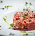Steak tartare é prato que combina com os dias de calorão  Foto: iStock