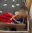 Criança é encontrada desnutrida em casa e pais são presos em bar  Foto: Reprodução/PM