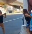 Homem armado ameaça jovem e mulher entra na frente para defender  Foto: reprodução/Twitter/Aquiles_Argolo