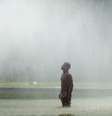 Homem se refresca em fonte durante onda de calor no Rio de Janeiro   Foto: REUTERS/Pilar Olivares