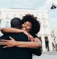Para além do impacto na vida sexual, a falta da sensação de toque nos seios impede que muitas mulheres que passaram por mastectomia e reconstrução sintam os abraços dos amigos e familiares (Imagem: Addictive_Stock/Envato)  Foto: Canaltech