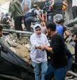 Palestinos procuram vítimas em local de ataque israelense, no sul da Faixa de Gaza  Foto: Reuters / BBC News Brasil