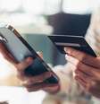 O cartão virtual é um espelho do físico, gerenciado pelo celular.  Foto:  Getty Images/Reprodução  / Tecmundo