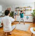 A relação com a internet deve ser pauta das conversas entre pais e filhos.  Foto:  GettyImages  / Tecmundo