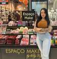 Samanta no seu quiosque, no Shopping Metrô Itaquera   Foto: Divulgação