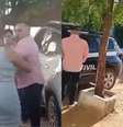 Delegado foi flagrado urinando ao lado de viatura  Foto: Reprodução