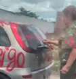 Primeira-dama de Agrestina, no interior do Pernambuco, foi flagrada vandalizando carro de suposta amante do prefeito local  Foto: Reprodução/ @carailuci no Twitter / Estadão