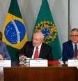 Haddad, Lula e Padilha durante reunião; segundo ministro das Relações Institucionais, quem especulou sobre mudança de meta fiscal perdeu dinheiro de novo  Foto: Wilton Junior/Estadão / Estadão