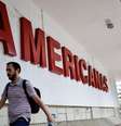 Homem passa em frente a loja da Americanas em Brasília
12/01/2023 REUTERS/Ueslei Marcelino  Foto: Reuters