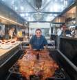 Assado de 6 a 8 horas diariamente, o San Zé é a estrela da Casa do Porco, melhor restaurante do Brasil e quarto melhor da América Latina segundo o 50 Best  Foto: Reprodução/Instagram/@acasadoporcobar