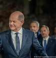 O chanceler federal alemão, Olaf Scholz (dir.), cumprimenta o presidente turco, Recep Tayyip Erdogan, durante visita oficial em Berlim  Foto: DW / Deutsche Welle