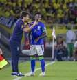 Fernando Diniz dá orientação a Vini Jr durante o primeiro do jogo entre Brasil e Colômbia –  Foto: Staff Images / CBF / Jogada10
