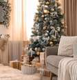 Em vez da tradicional árvore de Natal, você pode apostar no modelo nevado, que imita o cair dos flocos nos galhos  Foto: New Africa | Shutterstock / Portal EdiCase