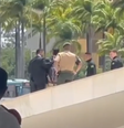 Homem tenta subir rampa do Palácio do Planalto de bicicleta e é impedido por seguranças  Foto: Reprodução/TV Globo/Rafael Sobrinho