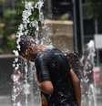Sol, calor e baixa umidade em São Paulo, nesta sexta feira (17). Na foto pessoas se refrescando em fontes de água no Vale do Anhangabaú.  Foto:  Roberto Casimiro/FotoArena / Estadão