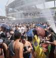 Movimentação na fila dos fãs para o 2 dia de show da cantora Taylor Swift, no sábado, 18. Muito calor novamente, um dia após a morte de uma jovem que passou mal durante o show, no estadio Nilton Santos, zona norte do Rio de Janeiro  Foto: Pedro Kirilos/Estadão / Estadão