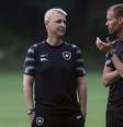 Tiago Nunes conversa com Joel Carli em treino do Botafogo.  Foto: Vitor Silva/Botafogo / Esporte News Mundo