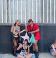 Fãs em fila do show de Taylor Swift no Rio de Janeiro em 18 de novembro de 2023: Luiza, 24, cineasta; Júlia, 25, estudante; Beatriz, 25, assessora de comunicação.  Foto: Vitória Azevedo/Estadão / Estadão