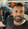Hasan Rabee durante o voo de repatriamento ao Brasil  Foto: Reprodução/Redes Sociais 