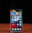 O iPhone 12 e o iPhone 13 têm tela OLED (Imagem: Ivo Meneghel Jr/Canaltech)  Foto: Canaltech