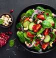 Salada de espinafre com castanha-de-caju  Foto: Sea Wave | Shutterstock / Portal EdiCase