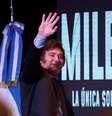 Milei acena para apoiadores após confirmação da vitória  Foto: Reuters / BBC News Brasil