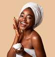 Cosméticos e dermocosméticos agem de maneira diferente na pele  Foto: Prostock-studio | Shutterstock / Portal EdiCase